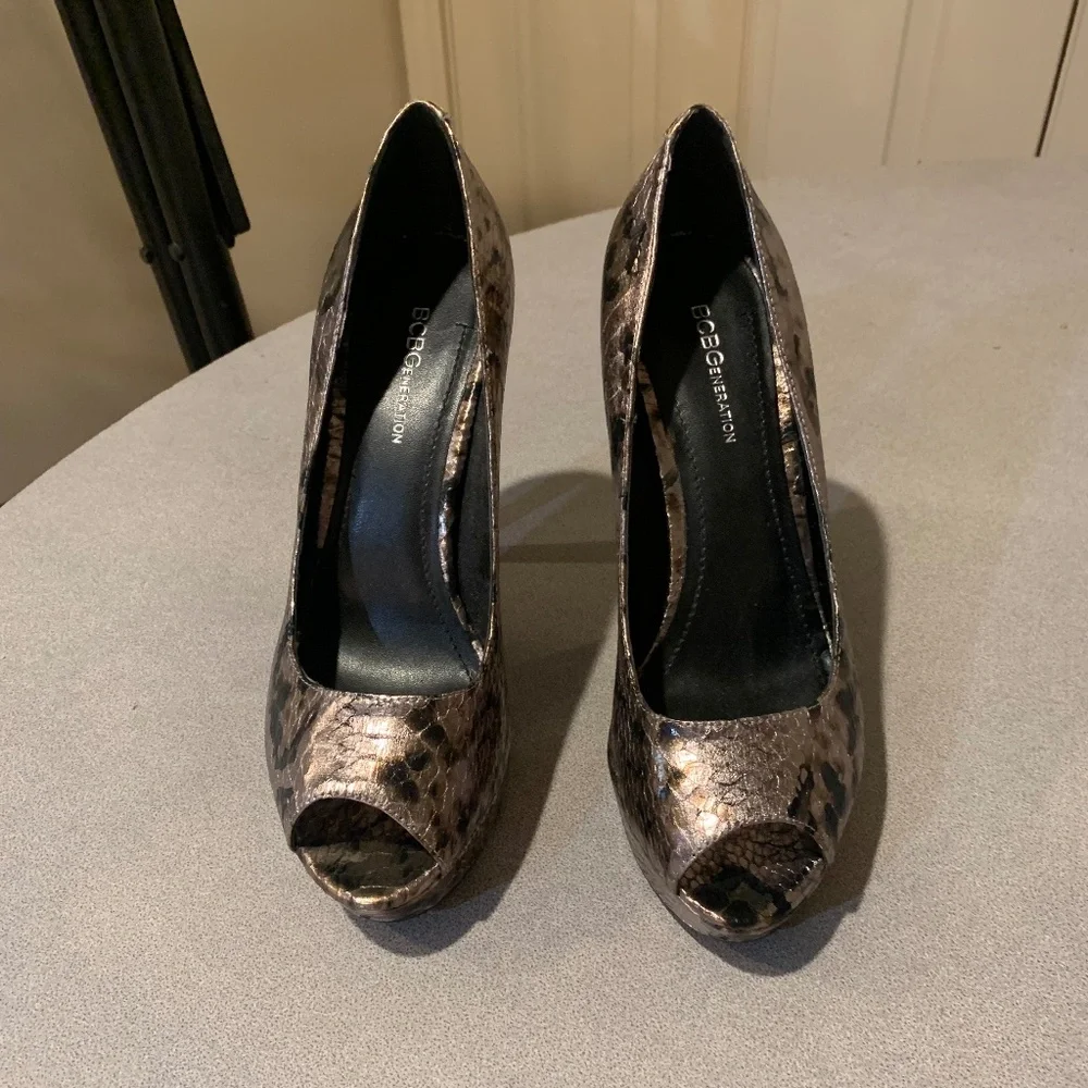 BCBG Generation Taupe/Black Snakeprint Leather Platform Pumps sz 8.5